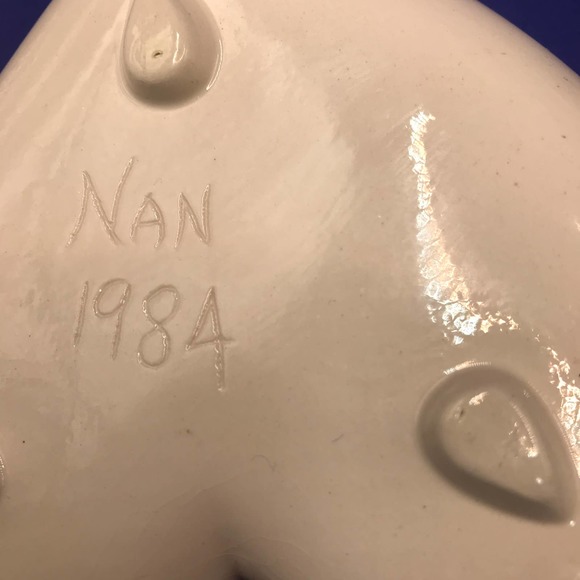 Large Ceramic Heart Trinket Box w Field of Blue Flowers 5 1/4” x 5 1/4” Signed - Picture 7 of 12